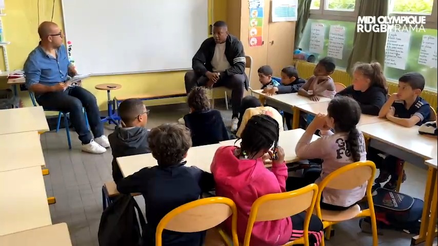 [DEVOIR DE MÉMOIRE] Cameron Woki s'invite dans une école de Villiers-Le-Bel pour évoquer son parcours. On vous met l'eau à la bouche avant le grand récit (qui arrive dès ce soir sur Rugbyrama) de cette après-midi particulière pour le Racingmen ! 🇫🇷