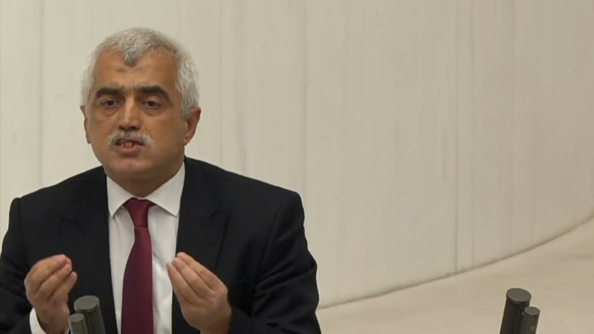 Avukat bana dedi ki: “Hâkime yalvardım, ne olur hâkim bey yani bu çocuk ölür; etmeyin, en azından anneyi (Nurcan Arslan) serbest bırakın dedim. Acımasızca anneyi de babayı da tutukladı.” Çünkü o hâkim de Allah’tan korkmuyor. İktidardan korkuyor! Allah’tan korkun ya!