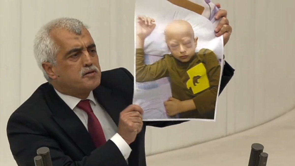 Vefat etti bu çocuk, çok vicdansızsın bağırıyorsun AK Parti'li vekil! Şu hâlde çocuğun anasını nasıl cezaevinde tutabilirsin!? Mecliste Yusuf Kerim yasası çıkardık ve annesi gelebildi çocuğuna sarıldı. Hepimiz ağladık ya! Senin gözünde gözyaşı yok tabii! Senin çocuğun yok mu ya?