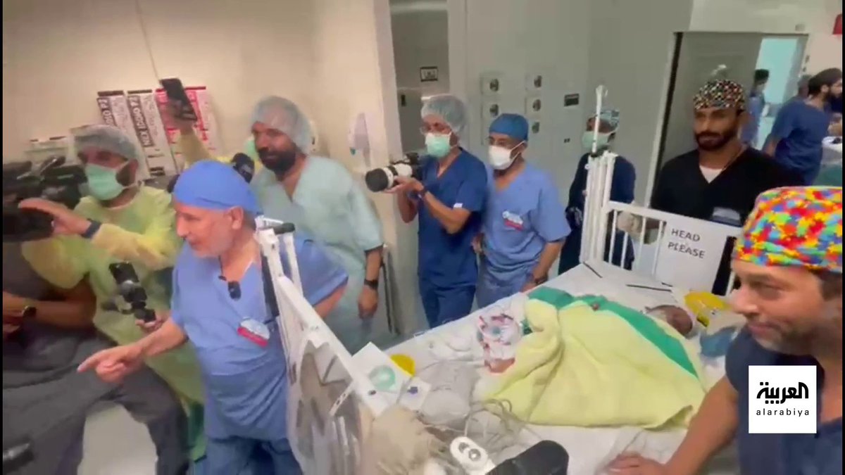من مملكة الإنسانية.. مشاهد فرح وفخر لحظة نجاح عملية فصل التوأم السيامي التنزاني "حسن وحسين". -