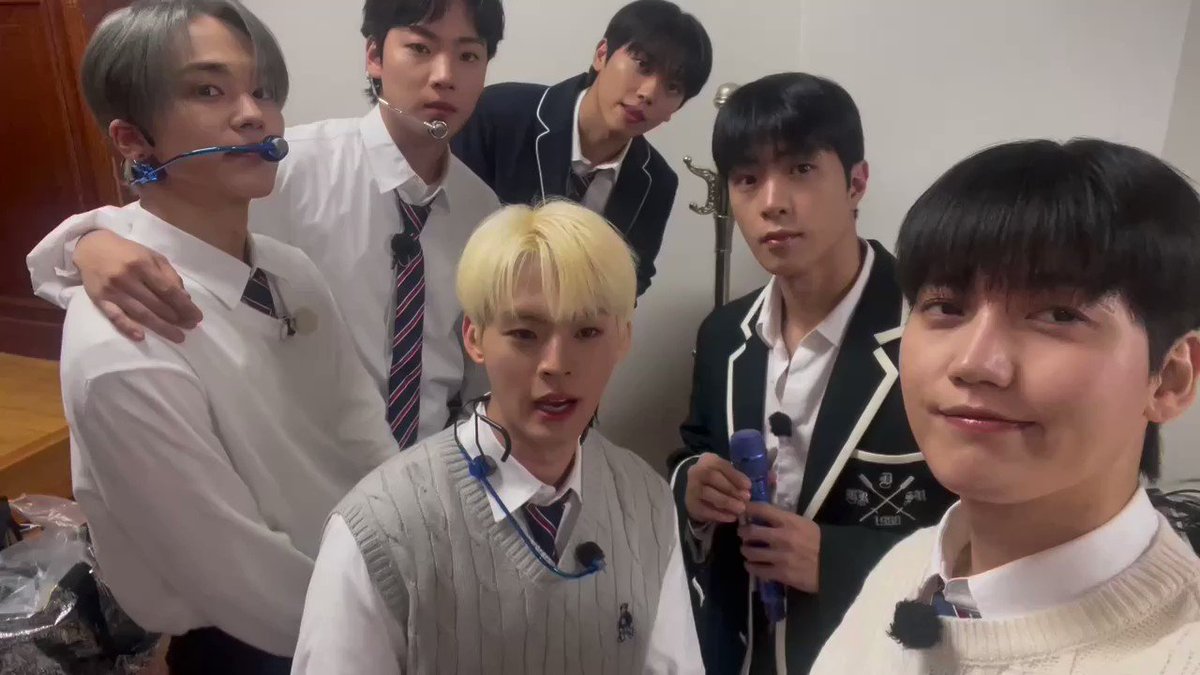 📣뿌뿌🧚실시간 #런투유 현장에서 온앤오프의 영상이 불어왔습니다🧚 전역 후 홍천여중을 어택하러 간 #온앤오프 🩵 이 극과극 조합으로 어떻게 학교를 뒤집어 놨을 지 #런투유_온앤오프 #온앤오프 해시태그와 함께 주접 추측 메세지를 마구 마구 보내주세요 🤍💌 nine ➡ @ONF_offcl #ONF #바람이_분다
