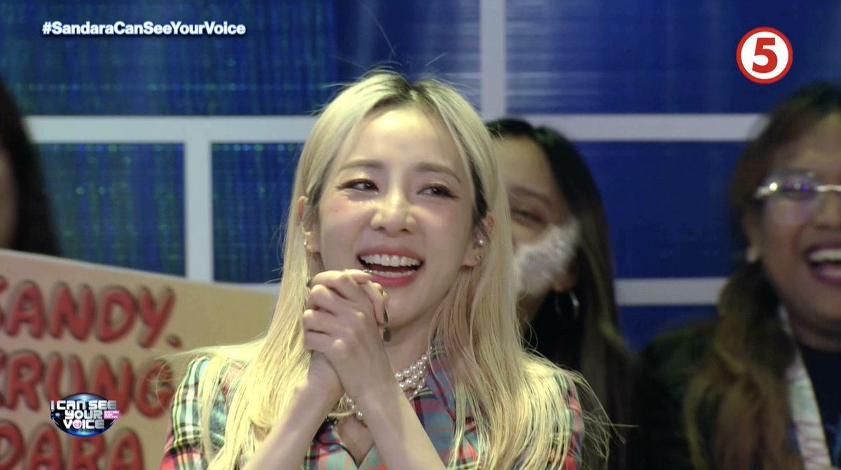Humanda na sa pagdating ng K-pop Superstar at Pambansang Krung Krung, Sandara Park! 🤩😍 Makilatis kaya niya kung sino ang SEEnger at SEEntunado with her International artist status? 😅 👁️ #ICanSeeYourVoiceTV5 📆 Oct. 7, Sabado | ⏰ 8:45PM #WeekendTripTV5 #IBAngSayaPagSamaSama