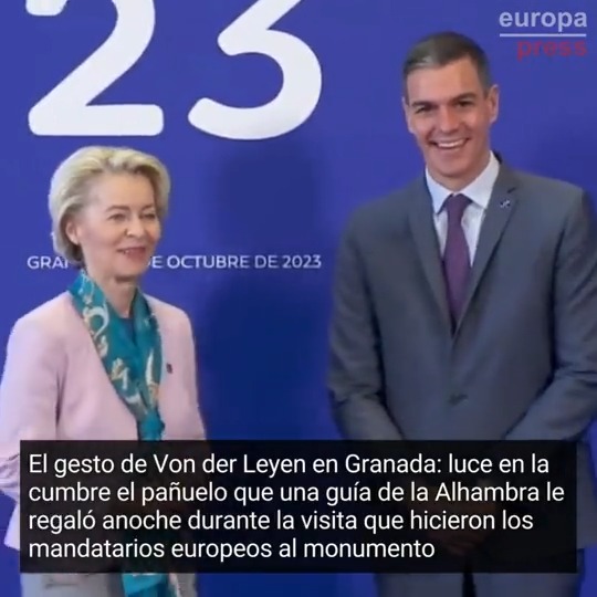 La presidenta de la Comisión Europea, Ursula von der Leyen, lleva el pañuelo que una guía de la Alhambra le regaló anoche durante la visita de l@s mandatarios europeos. Por la sonrisa que luce al ver a SÁNCHEZ me temo que no cree que España se rompa 😅