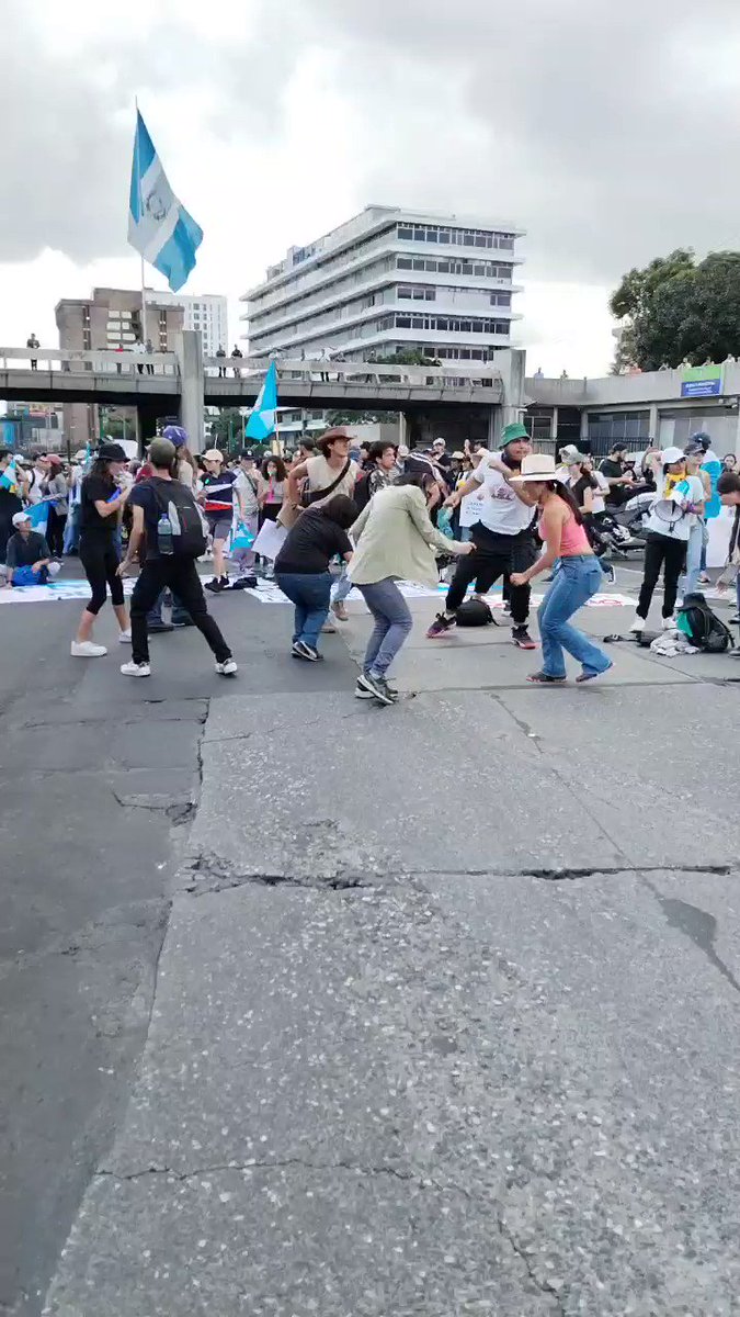 #ParoNacionalIndefinido 🚨 Estudiantes y docentes de la URL y la UVG hacen una pausa frente a la CSJ. Los manifestantes, al ritmo de la música, hacen una pausa frente a la Corte Suprema de Justicia previo a seguir su camino hasta el Ministerio Público para exigir la renuncia de Consuelo Porras. 📹 Simón Antonio