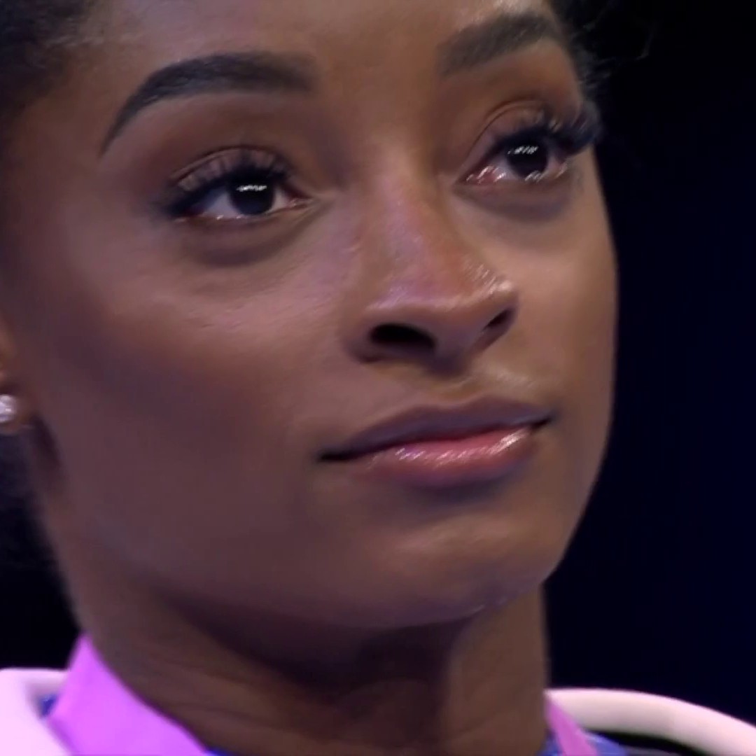 We're not crying, you're crying. 🥹 The national anthem plays for 6-time world all-around champion Simone Biles. 🇺🇸🥇