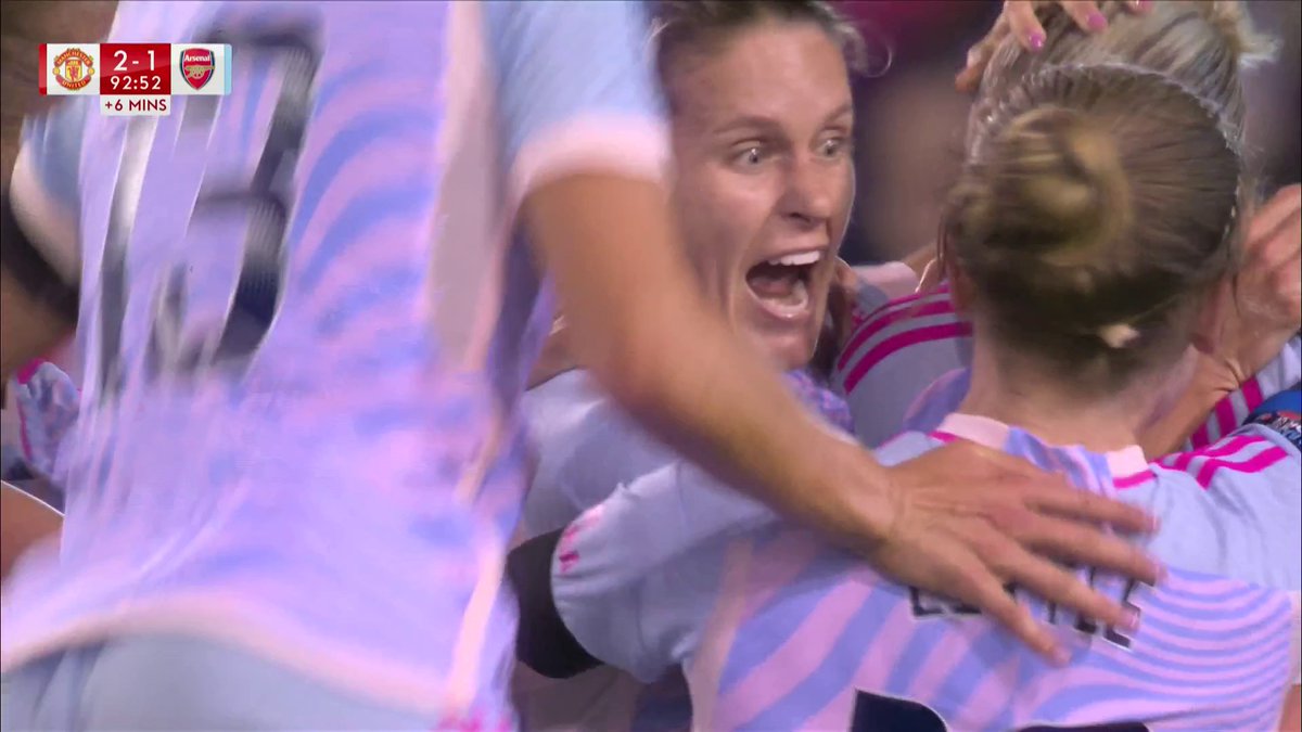 "There's NO WAY Mary Earps was saving THAT!" 😮 STUNNING strike from Cloé Lacasse to equalise for Arsenal in injury time! WOW! 😰⚡