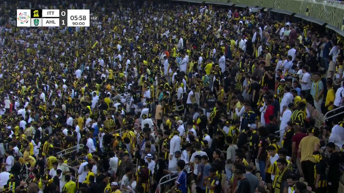 جمهور #الاتحاد و اعلامه اشغلونا قبل المباراة بنلعب مع فريق جاي من دوري يلو و بنلبس نظارات في النهاية طلعوا قبل تنتهي المباراة #الاهلي_الاتحاد