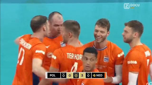 Nog geen 18(!) uur na de overwinning op China treden de TeamNL Lange Mannen aan tegen de nummer 1 van de wereld, Polen, en ze beginnen goed! 👀 🏐 Polen - Nederland ⏰ Nu live! 📺 Ziggo Sport Docu (vanaf 10:30 uur ook op kanaal 14 &amp; Select) #ZiggoSport #TeamNL