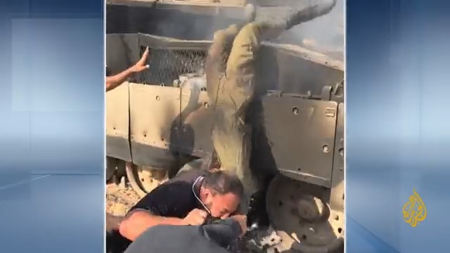صور تظهر سحب جندي إسرائيلي من داخل دبابة على حدود قطاع غزة بعد إعطابها من أفراد كتائب القسام #عملية_طوفان_الأقصى #الأخبار