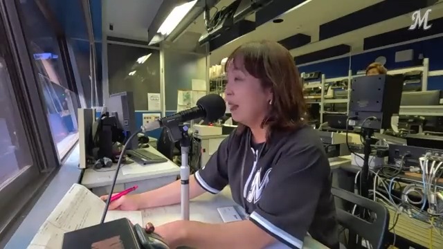 【お疲れ様でした】33年間にわたり場内アナウンスを務めた谷保恵美さんが涙で「最後の声」グラウンドに招かれロッテ選手たちから花束、客席からは「谷保コール」も