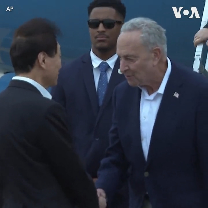 美国国会参议院多数党领袖舒默率领的代表团7日抵达中国访问。舒默参议员办公室表示,他的关注焦点是中国对美国企业的对等待遇,以及维持美国的国家安全先进技术领导地位。代表团当中有三位民主党和三位共和党参议员。这是2019年以来的第一个美国国会代表团访问中国。 报道: