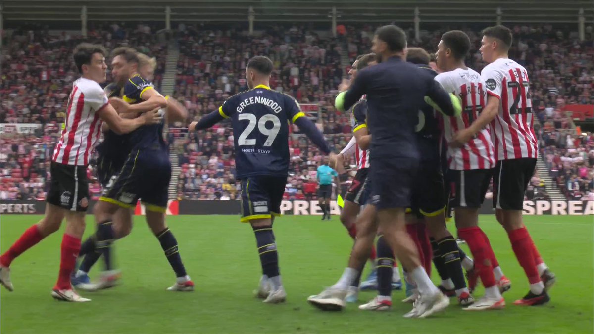 RED CARD! Sunderland’s Dan Neil is sent off for… some reason…? #SAFC #Boro