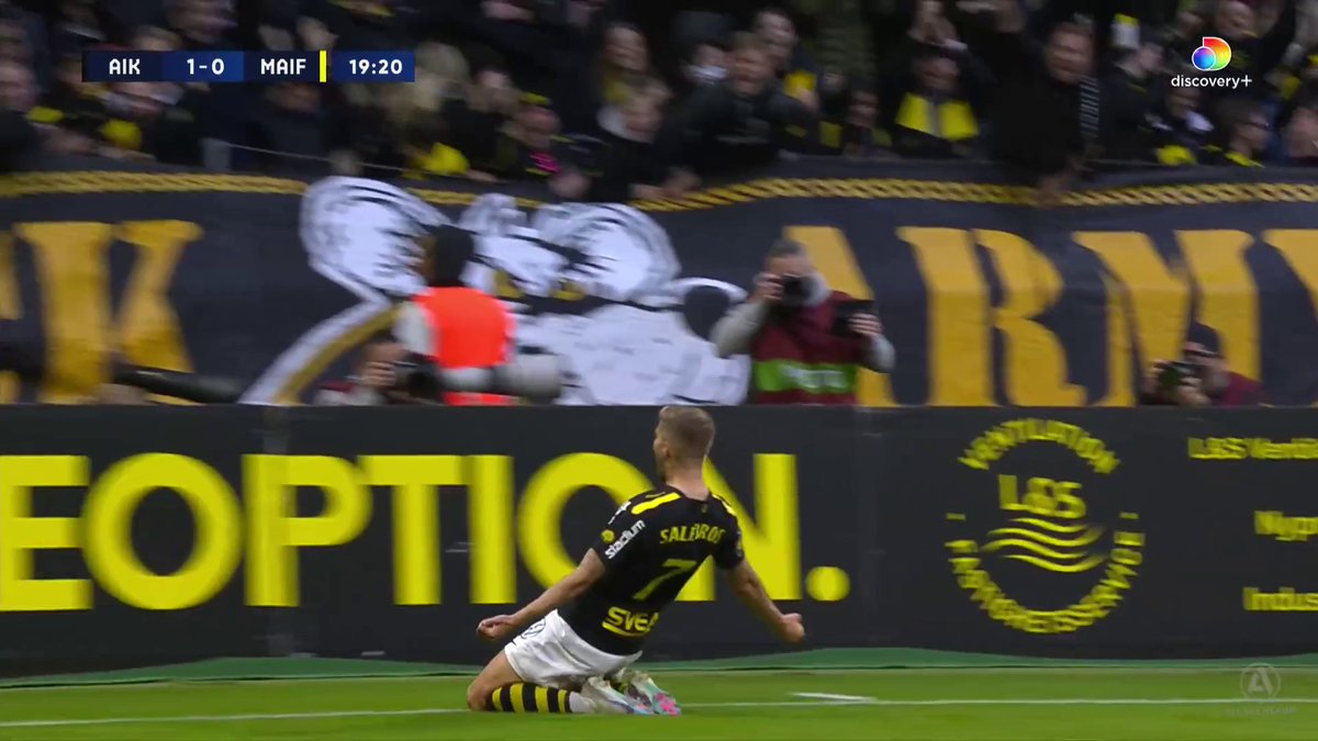 Anton Salétros slår till med ett frisparksmål! AIK leder med 1-0 mot Mjällby ⚫️ Se matchen på