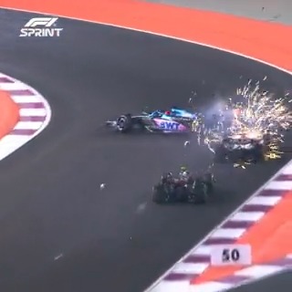 Three cars don't go into one! 😱 #QatarGP #F1Sprint