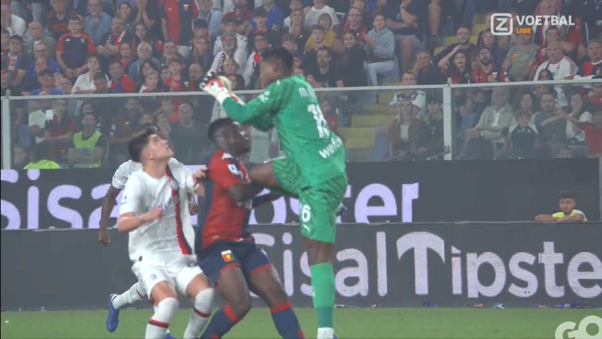 OEI! Wat doet 𝐌𝐚𝐢𝐠𝐧𝐚𝐧 nou?! 🤯 Een ongelofelijk bizarre overtreding van de keeper en dus de rode kaart... 🤕 #ZiggoSport #SerieA #GenoaMilan