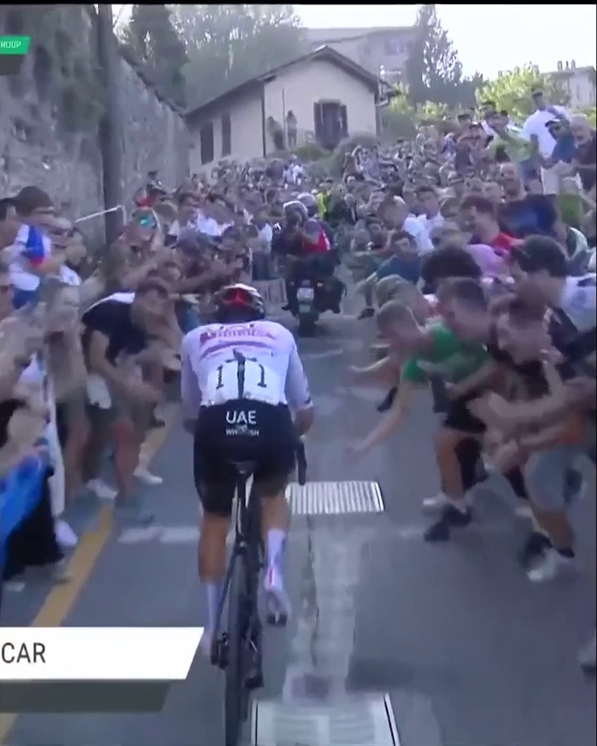 La carica del popolo del ciclismo. Tutto questo è indescrivile. 𝗕𝗿𝗶𝘃𝗶𝗱𝗶 ❤🇮🇹 #EurosportCICLISMO #iLombardia #Pogacar