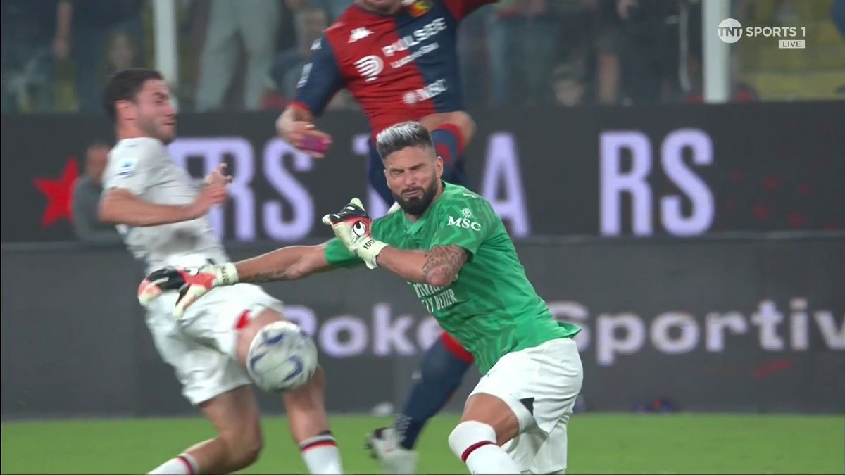 Olivier Giroud with a brilliantly brave save to secure the win for AC Milan! 😲