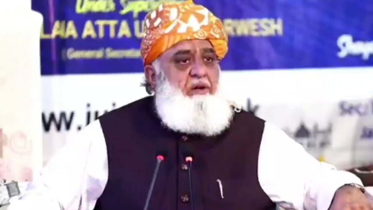 پشاور: غیر قانونی طور پر پاکستان میں رہنے والے صرف پشتون نہیں لیکن ہاتھ صرف پشتونوں پر ڈالا جا رہا ہے ۔ پاکستان اور افغانستان کے درمیان کمیشن قائم کیا جائے ۔ ہماری بیورکریسی اور پولیس افسران ان پر گد کی طرح جھپٹ رہی ہے ۔ انسانی حقوق کی تنظیموں کو دعوت دیتا ہوں کہ وہ پاکستان آکر حالات کا جائزہ لیں۔ مولانا فضل الرحمان Maulana Fazl-ur-Rehman
