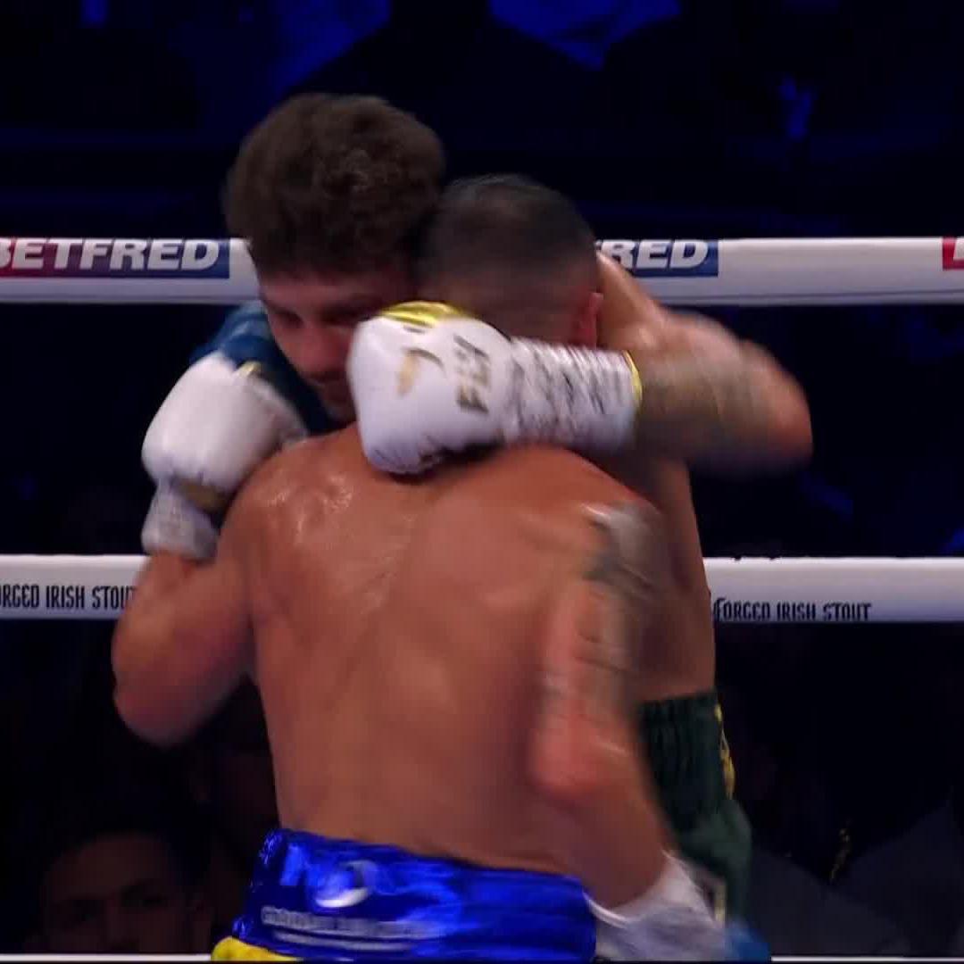 BIG pressure from Josh Warrington in the third 🔥 #WoodWarrington