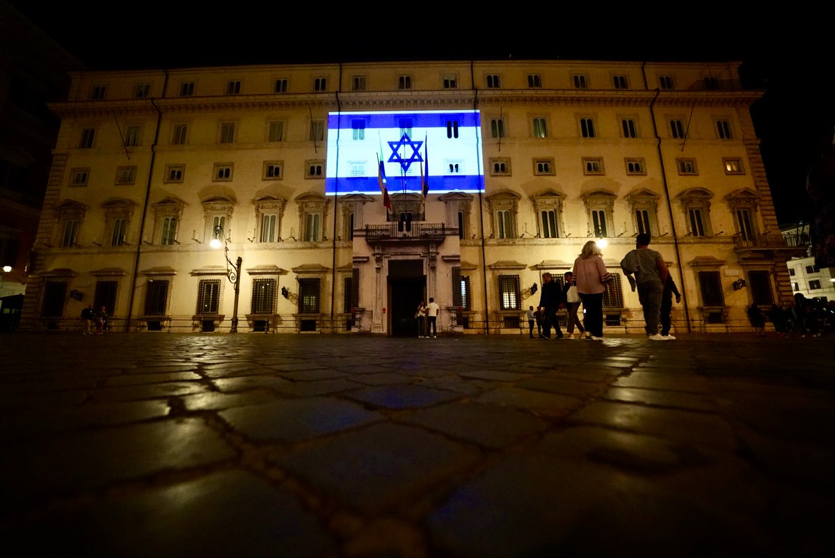 Questa sera la facciata di Palazzo Chigi è illuminata con la bandiera di Israele in segno di solidarietà per l'attacco subito