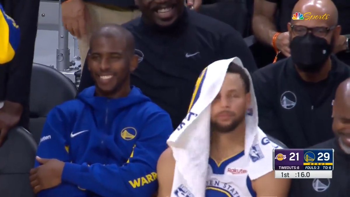 Even when Steph is on the bench, his teammates are trying to find him 😂
