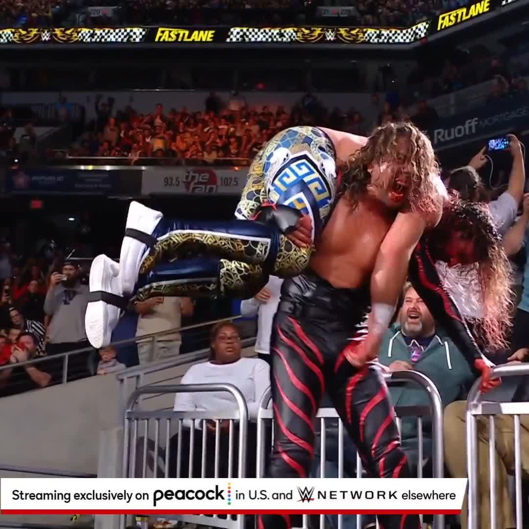 HOW IS SETH ROLLINS DOING THIS?! 😱 The World Heavyweight Champion is risking everything tonight! Seth Rollins #WWEFastlane
