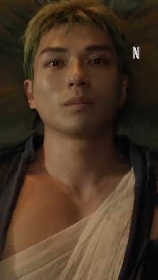 「俺、ロロノア・ゾロは決してお前から離れない。今から最後まで。」 #ゾロ（新田真剣佑）が #ルフィ（イニャキ・ゴドイ）に誓った永遠の友情。 こうして爆誕した固い絆で結ばれた名コンビ✊ #実写のワンピ #ネトフリワンピ #ONEPIECE