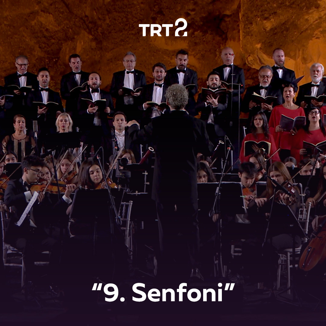 Cumhuriyetimizin 100. yılında, Zafer Haftası kutlamaları kapsamında Kapadokya Paşabağları'nda gerçekleştirilen konserde, Ludwig van Beethoven'ın 9. Senfonisi seslendiriliyor. 🎵 "Pazar Konseri", bugün 13.30’da TRT 2'de. 🎼
