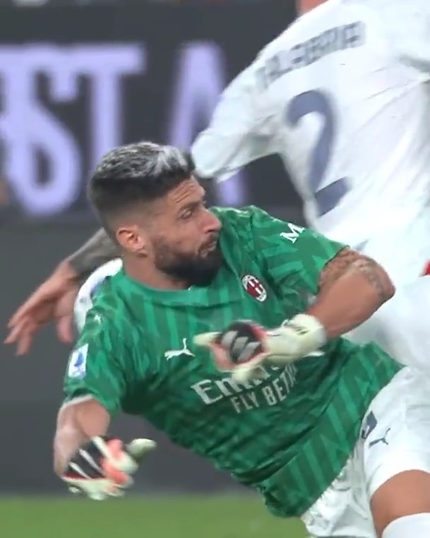 L’incroyable sauvetage d’Olivier Giroud hier. 🧤 🎥 Lega Serie A