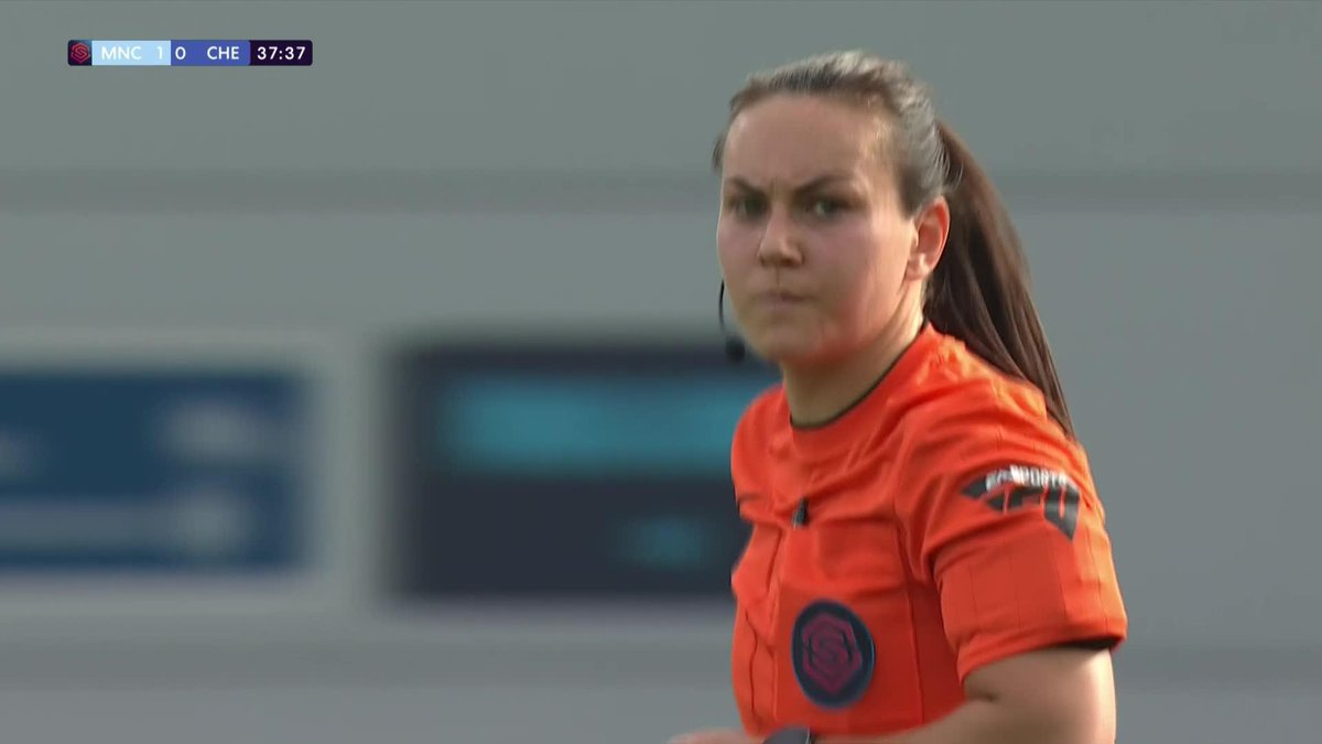 SENT OFF FOR TIME-WASTING BEFORE HALFTIME 🤯 Alex Greenwood gets a 2nd yellow card for what the referee deems time-wasting in 38th minute &amp; is sent off. There were 26 seconds between the foul &amp; Greenwood being penalized. Agree with that decision?