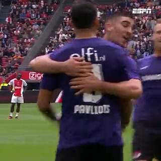 ☄️ Vangelis Pavlidis jaagt vlak voor rust de 0-1 binnen voor AZ! 👏 #ajaaz