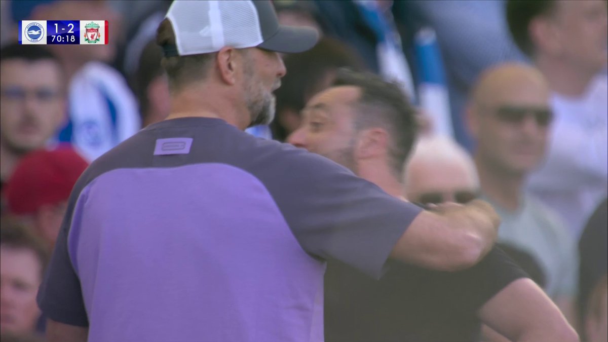 Roberto De Zerbi has been shown a yellow card! 🟨😲