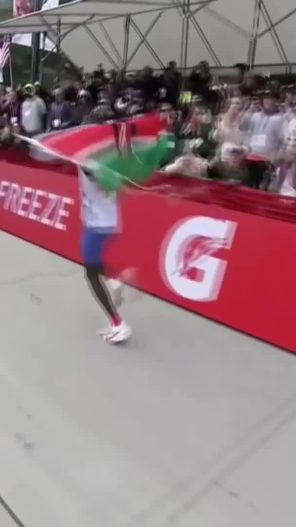 ¡SEÑORAS Y SEÑORES, TENEMOS RÉCORD MUNDIAL DE MARATÓN EN #CHICAGO! 🔥🏃 El keniata 🇰🇪 KELVIN KIPTUM acaba de romper la barrera del tiempo al cruzar la línea de meta con un tiempo de 02:00:35, ¡SUPERANDO EL RÉCORD DE #KIPCHOGE! ⭐ Mirá el Maratón de #Chicago por @starplusla