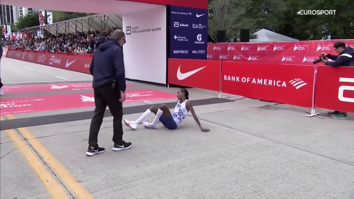 𝐅𝐄𝐍𝐎𝐌𝐄𝐄𝐍 🦸‍♀️😱 Sifan Hassan wint de Chicago Marathon in een Europees &amp; Nederlands record van 2:13:44 uur. Dit is ook de tweede tijd ooit gelopen. Wat een race, wat een tijd, wat een 𝙖𝙩𝙡𝙚𝙚𝙩. Bizar. 🔥🤯