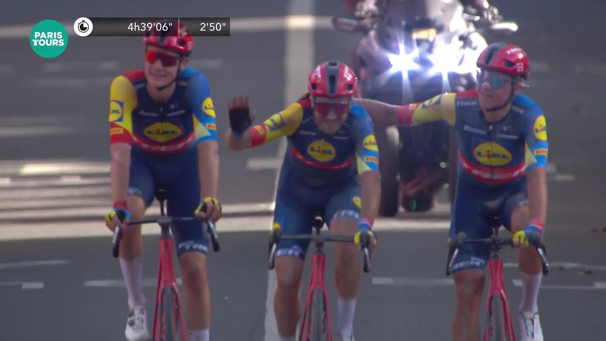 👏 L'ovation du public de Tours pour Gallopin Tony, très ému au moment de franchir la ligne d'arrivée pour la dernière course de sa carrière. 👋 #ParisTours
