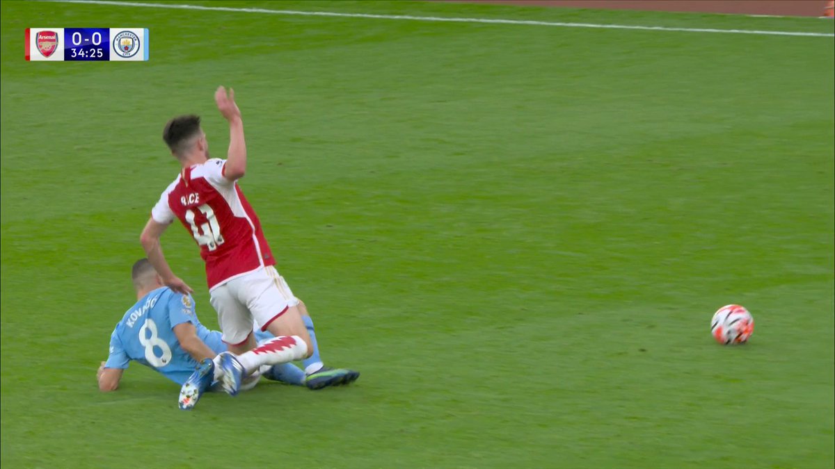 A closer look at Mateo Kovačić's foul on Declan Rice 🧐