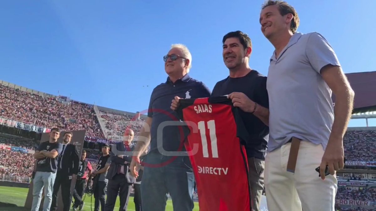 "CHILENO, CHILENO..." El Matador Salas fue homenajeado en el Más Monumental y recibió la ovación de los hinchas.