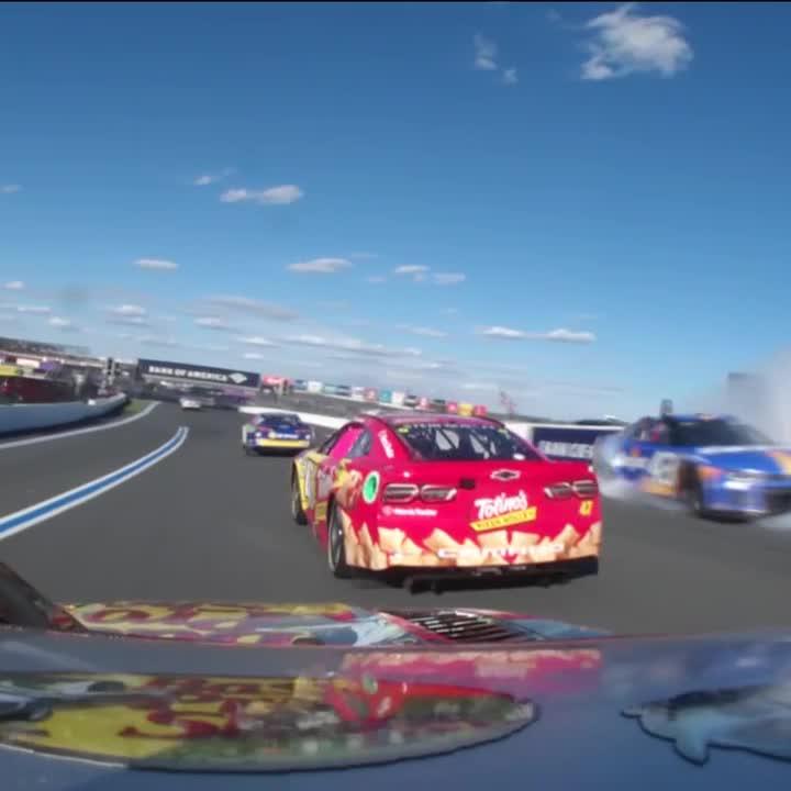 Problems right in front of Martin Truex Jr.! #NASCARPlayoffs