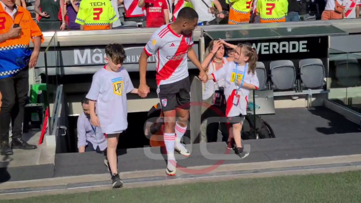 Juli y Pocho junto a Delacruzito en el Monumental