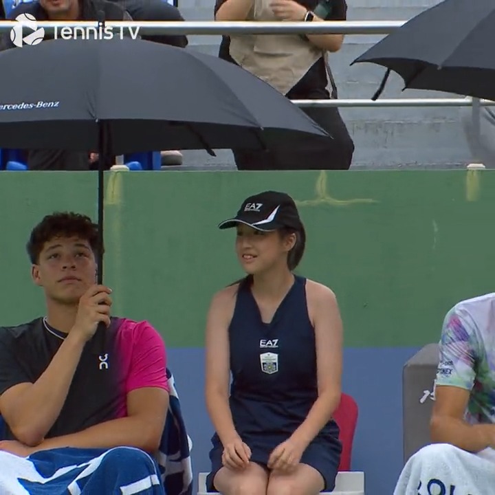 Ben Shelton sharing his umbrella with a ball girl during his doubles match with Hubi Hurkacz 🥹