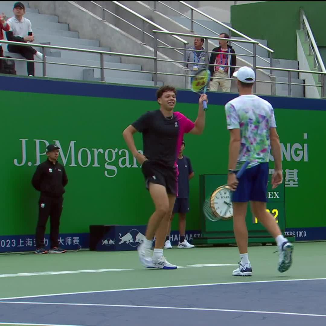 That spin tho 🌪️ Ben Shelton &amp; Hubert Hurkacz level the match in style 🍿 #RolexShanghaiMasters