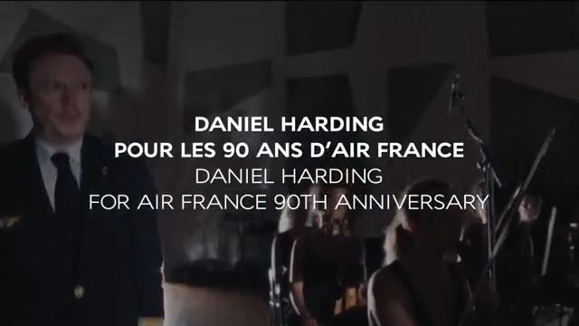 Aussi à l'aise aux commandes d'un A320 qu'à la tête d'un orchestre symphonique, Daniel Harding célèbre nos 90 ans en musique. #AirFrance90