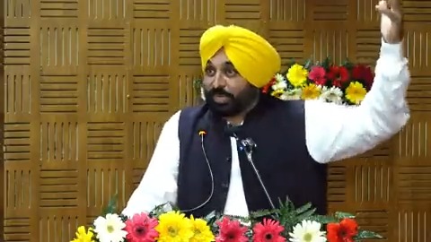 ਸਰਕਾਰ ਨੇ ਤੁਹਾਡੀਆਂ ਤਨਖਾਹਾਂ ’ਚ ਵਾਧਾ ਕਰਕੇ ਕੋਈ ਅਹਿਸਾਨ ਨਹੀਂ ਕੀਤਾ… ਇਹ ਤੁਹਾਡਾ ਹੱਕ ਸੀ ਜੋ ਤੁਹਾਨੂੰ ਮਿਲ ਗਿਆ ਹੈ… ਤੁਹਾਡੀਆਂ ਤਨਖਾਹਾਂ ਵੀ ਹਰ ਸਾਲ ਵੱਧਣਗੀਆਂ ਤੇ ਨਾਲ਼ ਅਵਾਰਡ ਵੀ ਦਿੱਤੇ ਜਾਣਗੇ… ਅਸੀਂ ਚਾਹੁੰਦੇ ਹਾਂ ਵੀ ਜੋ ਖਿਡਾਰੀ ਮੈਡਲ ਨੂੰ ਜਿੱਤ ਕੇ ਆਉਂਦੇ ਨੇ… ਉਨ੍ਹਾਂ ਨੂੰ ਇਨਾਮੀ ਰਾਸ਼ੀ 10 ਦਿਨਾਂ ਅੰਦਰ ਹੀ ਦਿੱਤੀ ਜਾਵੇ