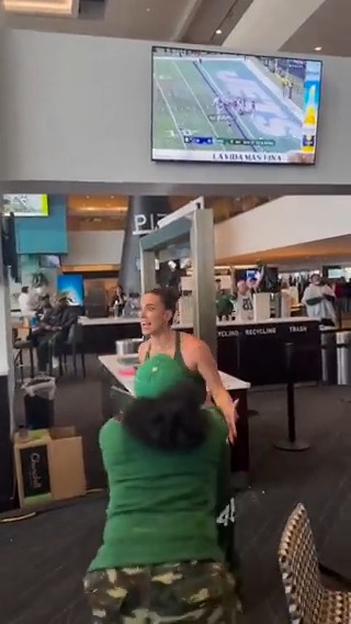 .New York Jets fullback Nick Bawden recently scored his first career TD after five years in the league. The reaction from his wife Alexis is incredible. 🥹💚 (via alexisbawden/IG)