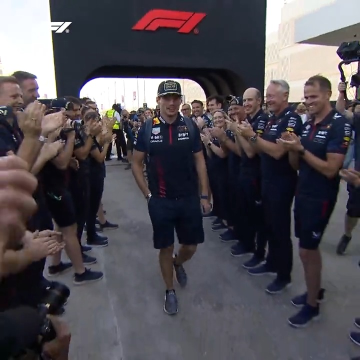 The newly crowned world champ arrived to a guard of honour before Sunday's race 🤩 Nice touch from Oracle Red Bull Racing 👏 #F1 #QatarGP