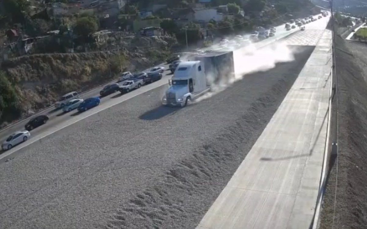 #Tijuana 📹 Momento exacto cuando el tractocamión sin frenos utiliza por primera vez la rampa de frenado ubicada sobre el Libramiento Rosas Magallón.