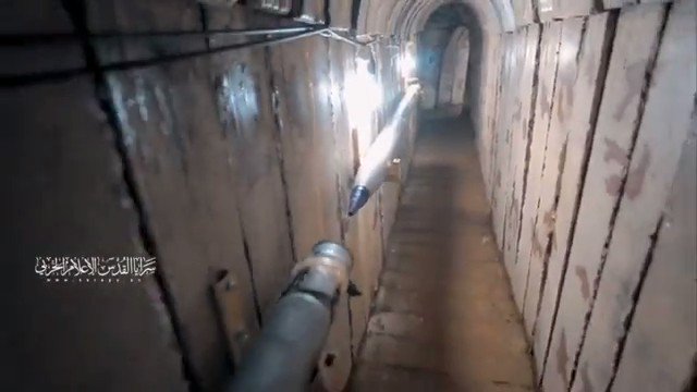 哈馬斯恐怖分子展示了火箭的地下彈藥室、 這些隧道深入地下，以色列的航空炸彈無法攻擊它們、發射是從這裡進行的。