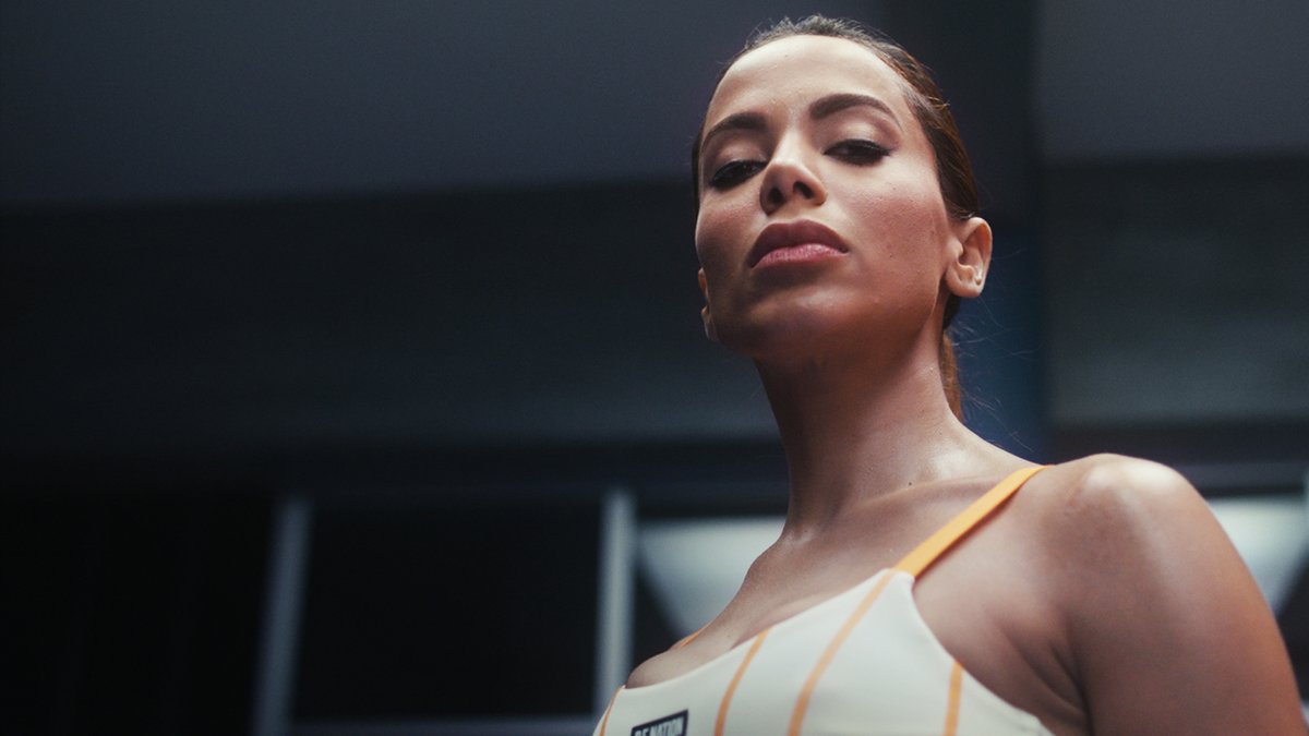 A new self-defense teacher has arrived to Las Encinas. Anitta joins Élite Season 7 on October 20. *Previously recorded