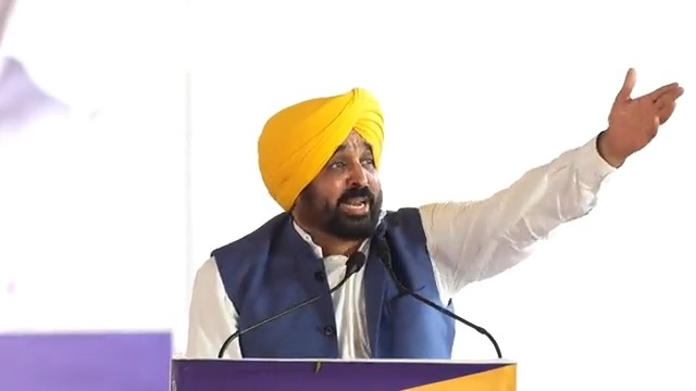 ਭਾਜਪਾ ਵਾਲੇ ਸਾਡੇ ਨੇਤਾਵਾਂ ਨੂੰ ਜੇਲ੍ਹ ‘ਚ ਸੁੱਟ ਰਹੇ ਨੇ…..ਮਨੀਸ਼ ਸਿਸੋਦੀਆ ਜੀ ਜਿਸ ਨੇ ਗਰੀਬਾਂ ਦੇ ਬੱਚਿਆਂ ਲਈ ਸਕੂਲ ਬਣਵਾਏ ਤੇ ਸਤਿੰਦਰ ਜੈਨ ਜਿਸ ਨੇ ਲੋਕਾਂ ਦੇ ਚੰਗੇ ਇਲਾਜ ਲਈ ਹਸਪਤਾਲ ਬਣਵਾਏ ਸਭ ਨੂੰ ਜੇਲ੍ਹ ‘ਚ ਸੁੱਟ ਦਿੱਤਾ…ਸੰਜੇ ਸਿੰਘ ਨੇ ਰਾਜ ਸਭਾ ‘ਚ ਅਡਾਨੀਆਂ ਖ਼ਿਲਾਫ਼ ‘ਇੱਕ ਦੇਸ਼ ਇੱਕ ਦੋਸਤ’ ਦਾ ਨਾਅਰਾ ਲਾਇਆ ਤੇ ਉਨ੍ਹਾਂ ਨੂੰ ਵੀ ਜੇਲ੍ਹ ‘ਚ ਸੁੱਟ ਦਿੱਤਾ…ਇਨ੍ਹਾਂ ਨੂੰ ਪਤਾ ਨਹੀਂ ਅਸੀਂ ਕਿਸ ਮਿੱਟੀ ਦੇ ਬਣੇ ਹੋਏ ਹਾਂ..