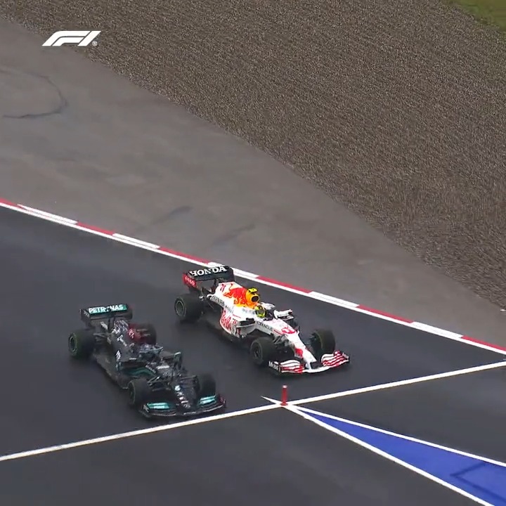 #OnThisDay two seasons ago... A classic mini-battle as Sergio Perez aka Minister for Defence fends off Lewis Hamilton in Istanbul 💪 #F1 #TurkishGP